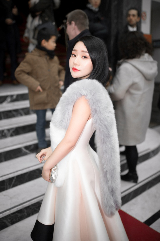 董完了携高定童装The Little Aver参加巴黎时装