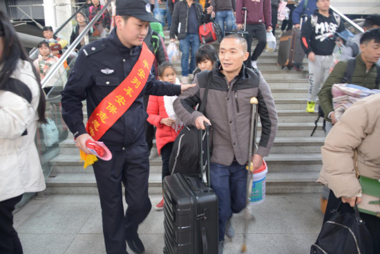 福州乘警支队春运首日开展乘车安全宣传活动