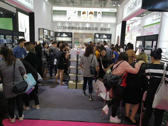 彩妆新宠儿“原画师”参加2019广州美博会，产品吸引众多客人关注和试用