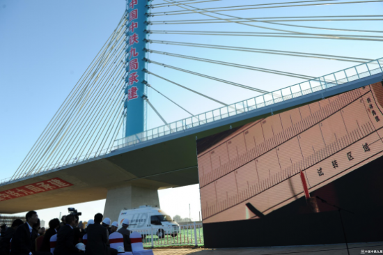 创 “中国之最”——四平东丰路上跨铁路立交桥转体完成