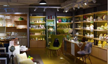 离职公务员开精品集合店:75平月营25万,熬过养店期才懂客流靠养