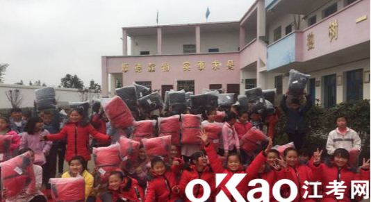 江考网向贫困地区学校捐赠冬衣