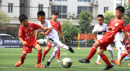 第二届“光明杯”全国青少年足球邀请赛在邯郸开战