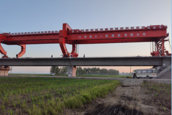 中铁十一局牡佳客专项目两天完成碾子河大桥铺架任务
