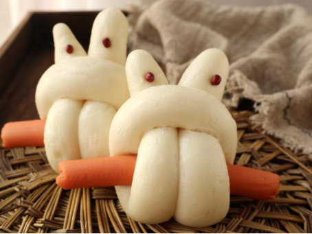 金鑼火腿腸怎么做好吃？不妨和孩子一起做個兔子饅頭吧！