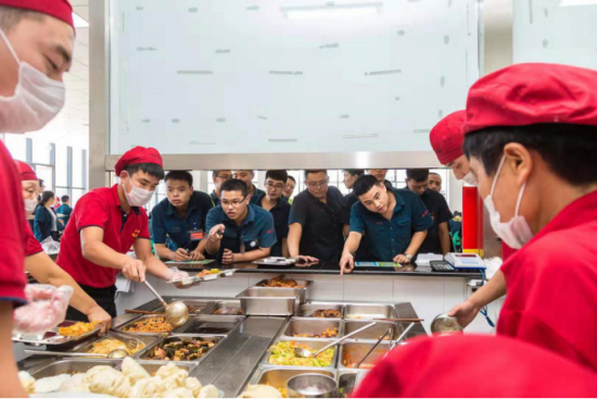 中国重汽济南地区4所新建职工食堂投入运行一线职工吃上了热乎乎的饭菜！