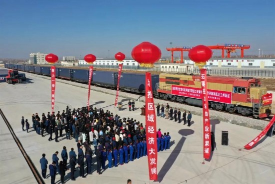 甘肃省首列俄罗斯进口亚麻籽货运专列运抵兰州新区