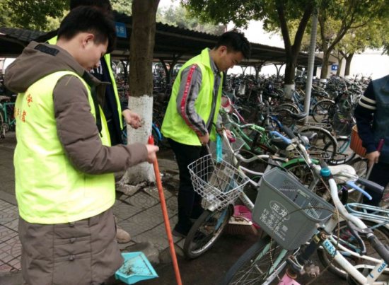 西南石油大学艺术学子开展整理共享单车及清扫活动