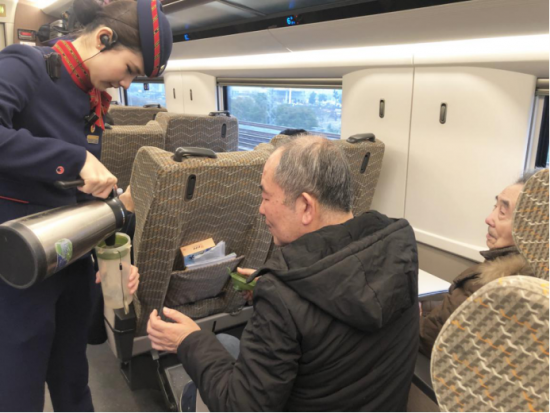 92岁老人乘高铁 列车服务暖人心
