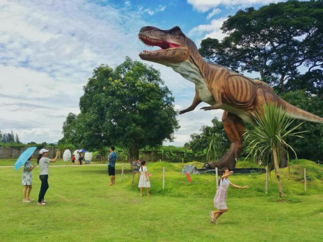 海埂恐龙星球探险乐园五一开园 首批游客尝鲜