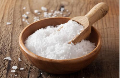 过量吃盐的危害有多大？不仅会得高血压，还有过敏性皮炎