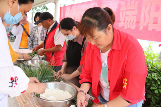 双河社区开展“香飘万粽，端午传情”活动