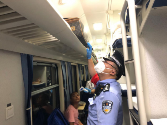 福州乘警支队在列车上加强夜间巡视