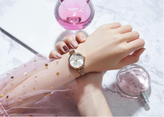 学生手表什么牌子好，聚利时手表谁戴谁好看！