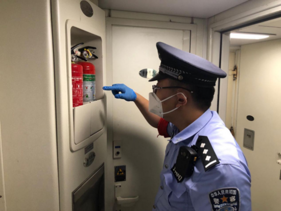 福州乘警支队在列车上全面检查消防设备设施