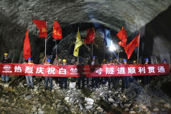 中铁十一局二公司萍莲A4标项目两天内两座隧道半幅相继贯通