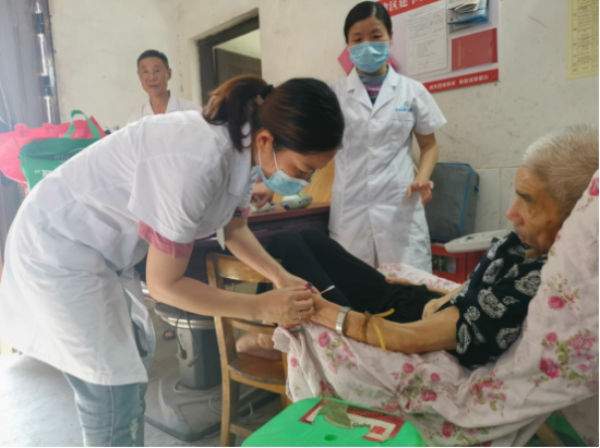 江津区第三人民医院逐村入户为行动不便贫困人员免费体检