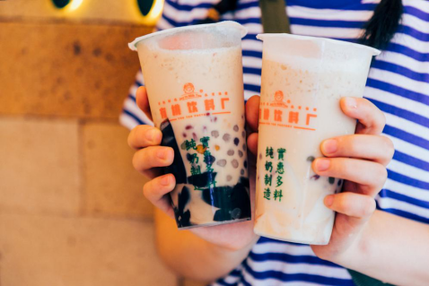 8月12日有桃饮料厂开业引爆现场，近千人排队成话题！