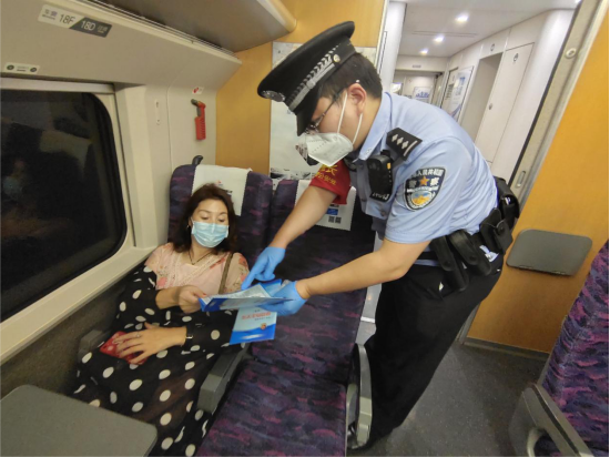 福州乘警支队在列车上开展了列车防盗宣传活动