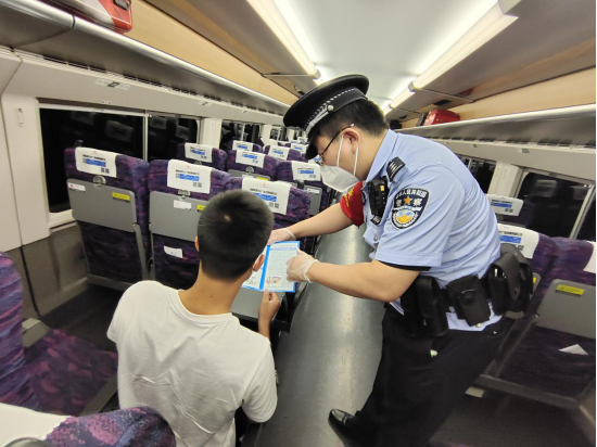 福州乘警支队在列车上开展列车防盗宣传活动