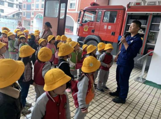 消防員叔叔,我們來啦!—新康萬嬰幼兒園參觀消防隊實踐活動
