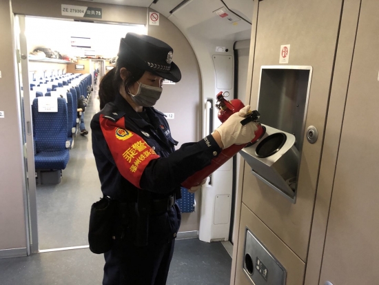 福州乘警支队民警加强列车消防安全检查工作