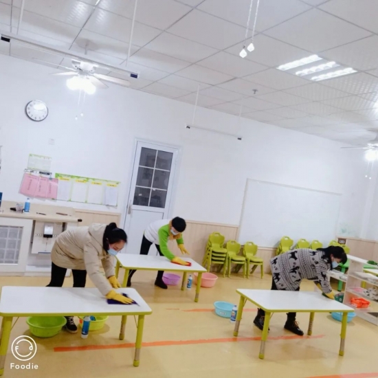 רҵ���У����ݻ��������¿���Ӥ�׶�԰��չ�����Ŷ�ҵ����