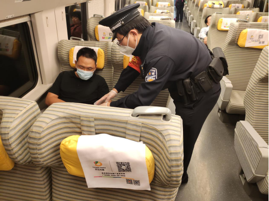 福州乘警支队在列车上开展列车防盗宣传活动