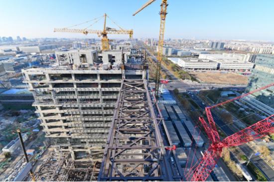 1000吨、 78米！中建一局京东集团总部二期2号楼项目完成首组钢结构连桥提升