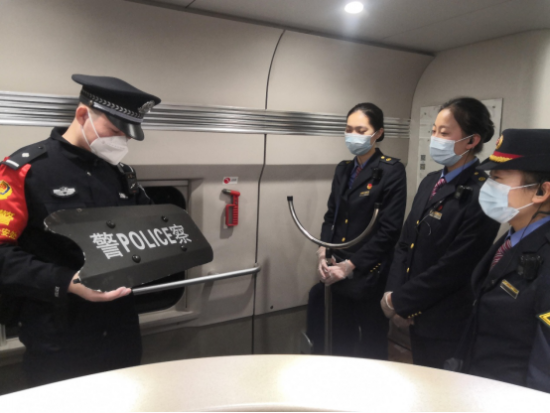 福州乘警支队在列车上对反恐防暴装备进行了全面检查