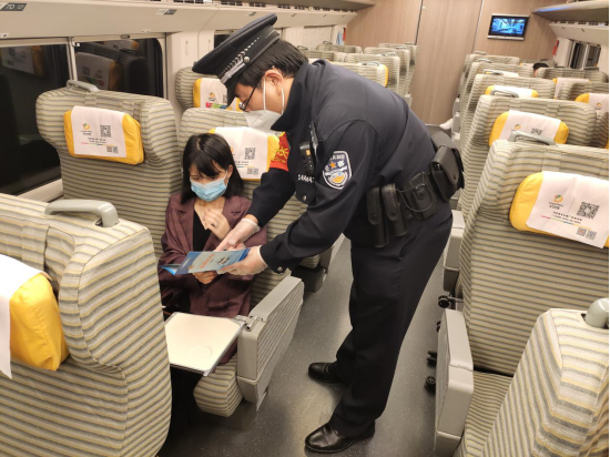 福州乘警支队在列车上开展列车防骗宣传活动