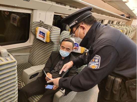 福州乘警支队在列车上开展了法律宣传活动