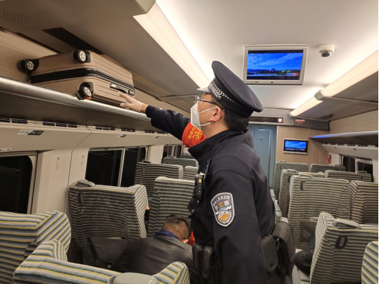 福州乘警支队在列车上加强车厢的巡视力度