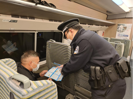 福州乘警支队在列车上开展了列车防骗宣传活动