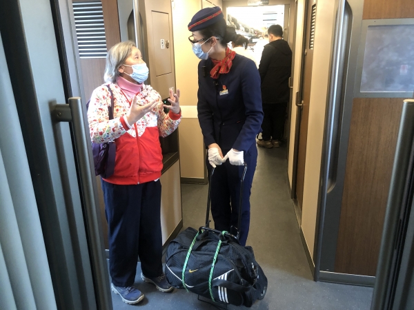 80岁老人乘高铁 旅途服务暖人心