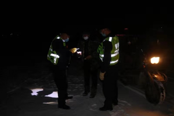 南湖边境派出所雪中救助被困车辆
