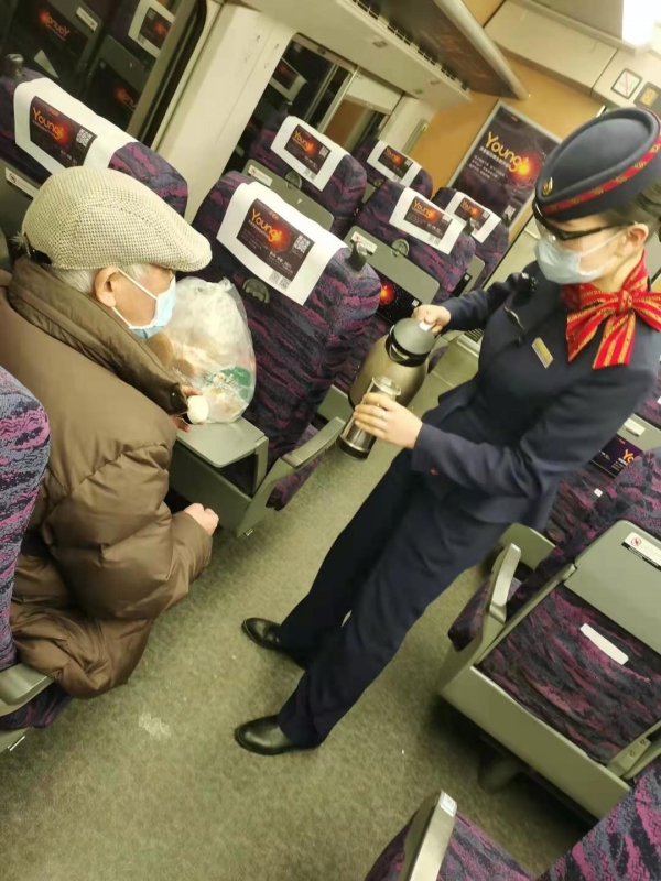 八十岁老人乘高铁 列车服务暖人心