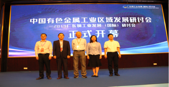 赖坤洪(左1),李国锋(左2),黄崇祺(中),邵军(右2),刘达维(右1)为大会