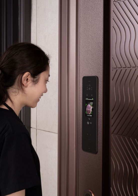 人脸识别开门,实时监控,防电钻的智能装甲门有全新的美好体验