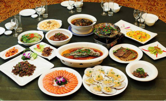 实际上,在中国绝大部分宴席都是宾客们吃完大鱼大肉后再上主食